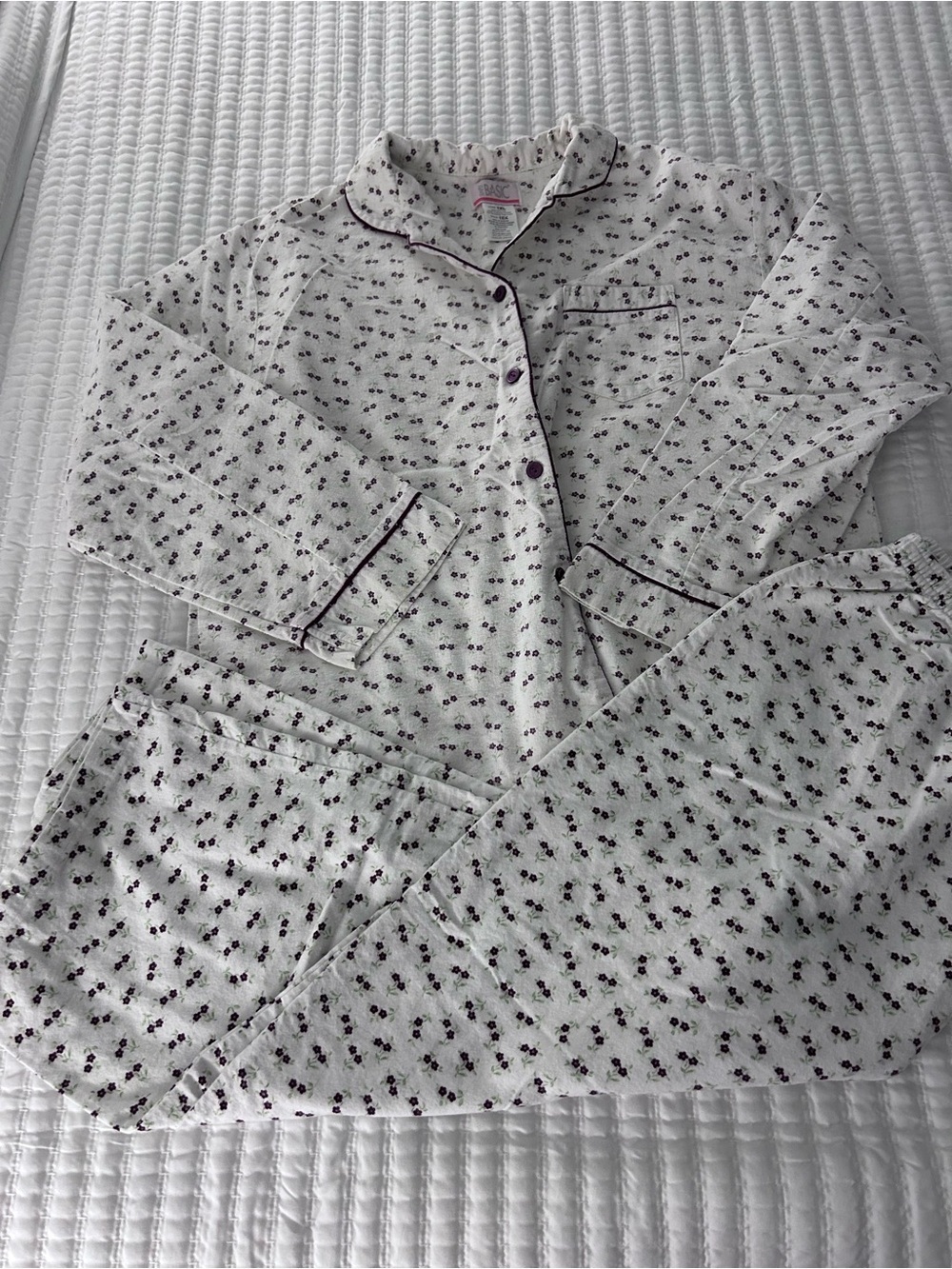 Simply Basic Floral Print White and Purple Pajama Set. Cotton Size 1XL